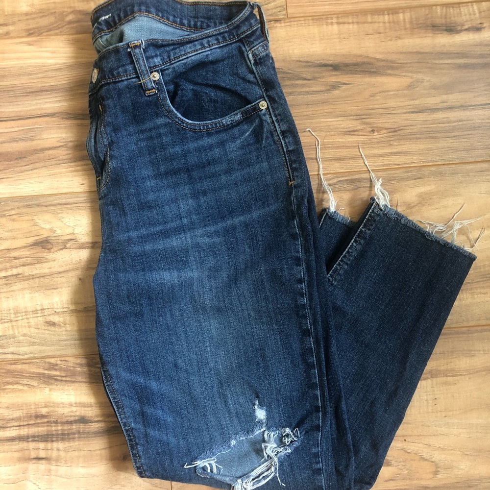 Old Navy Distressed Boyfriend Jeans 👖
